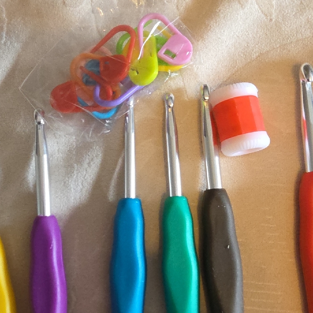 Vibrant Crochet Hook Set with Case - Picture 6 of 8